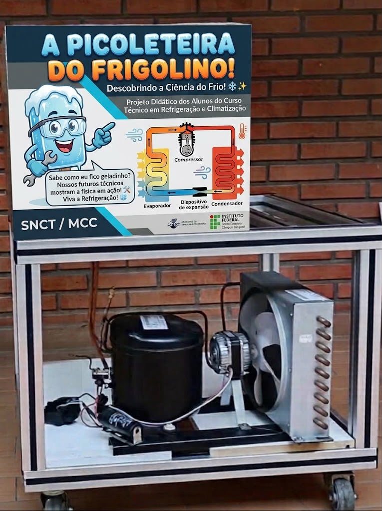 Bancada didática da picoleteira montada sobre um carrinho de perfis de alumínio: compressor, condensador aletado e cartaz com o diagrama do ciclo de refrigeração